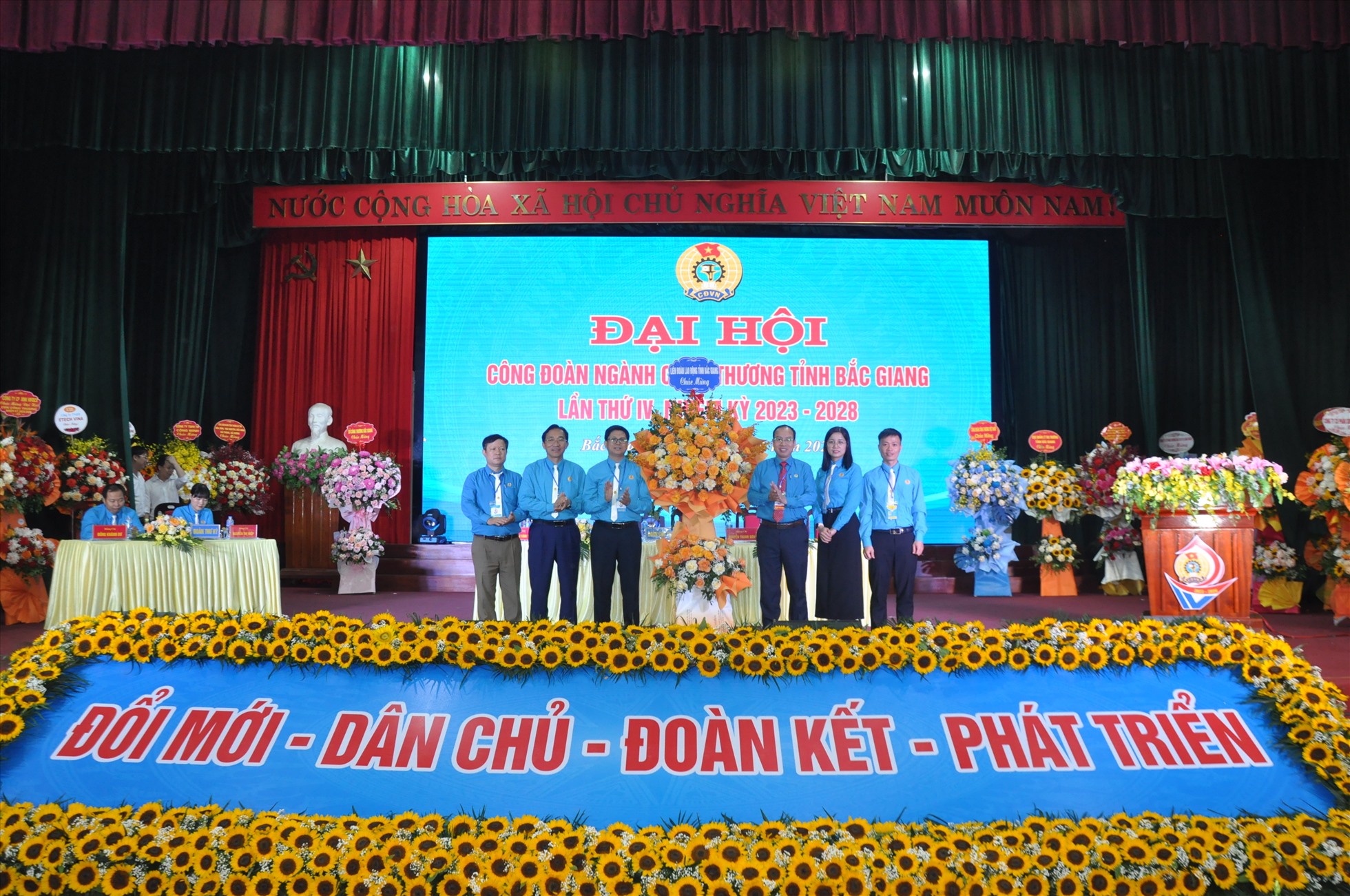 Lãnh đạo Liên đoàn Lao động tỉnh Bắc Giang tặng lẵng hoa chúc mừng đại hội. Ảnh: Quế Chi