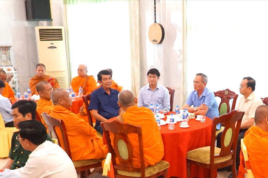 Bí thư Tỉnh ủy Bạc Liêu gặp mặt các chức sắc, người có uy tín trong đồng bào dân tộc Khmer. Ảnh: Nhật Hồ