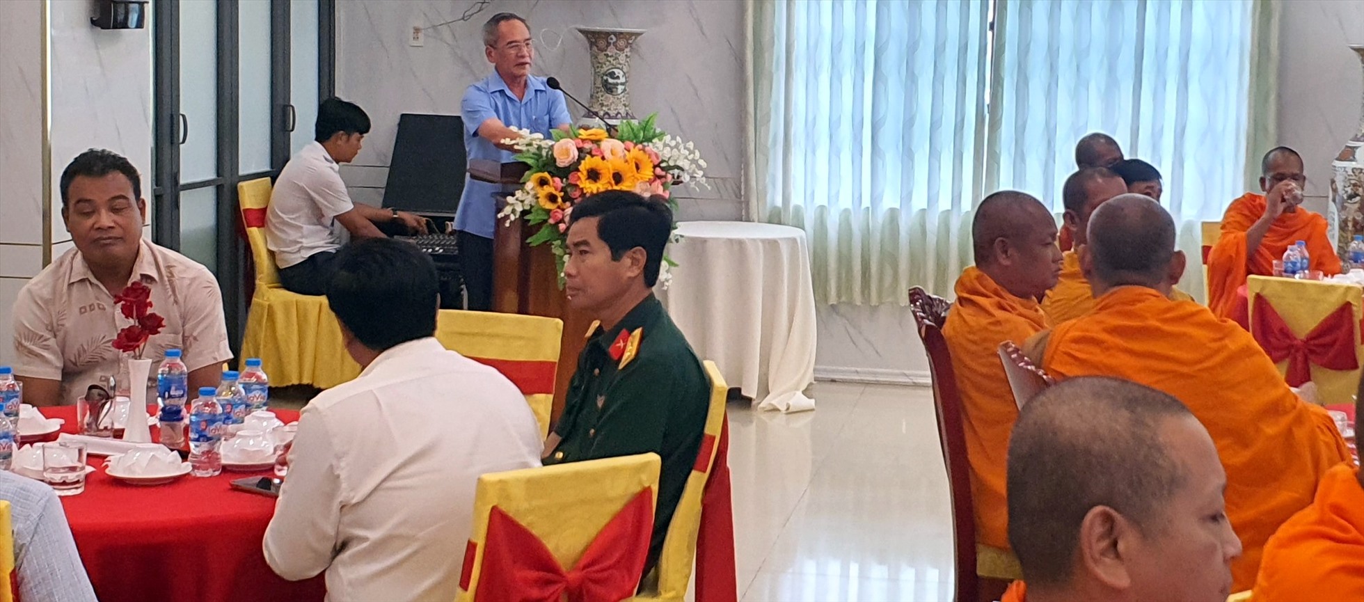 Bí thư Tỉnh ủy Bạc Liêu Lữ Văn Hùng nói chuyện thân mật với các chức sắc tôn giáo, người có uy tín trong đồng bào dân tộc Khmer. Ảnh: Nhật Hồ