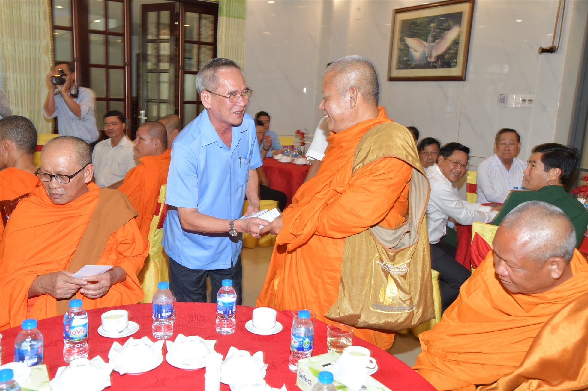 Bí thư Tỉnh ủy Bạc Liêu ân cần thăm hỏi sức khỏe, tặng quà cho các chức sắc tôn giáo, người có uy tín trong đồng bào dân tộc Khmer. Ảnh: Nhật Hồ