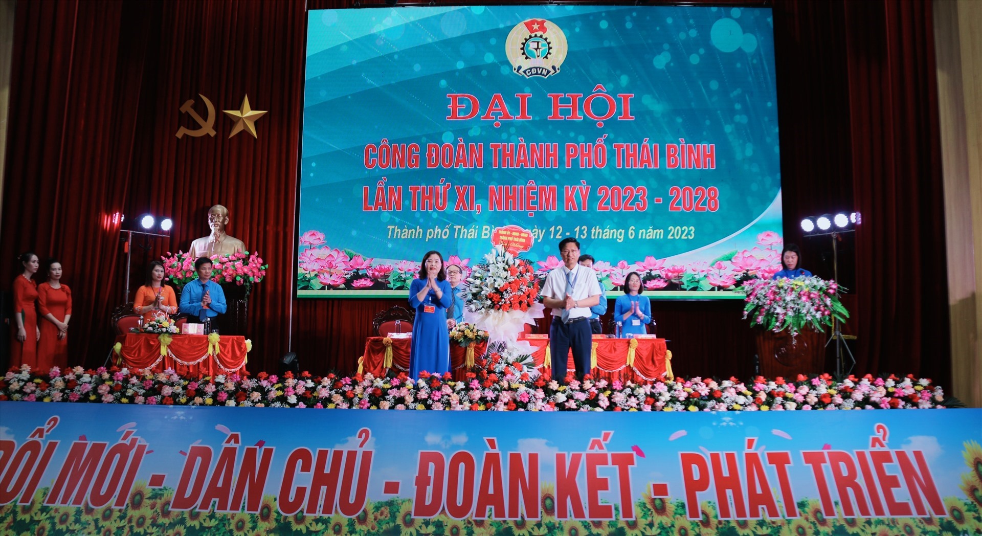 Lãnh đạo Liên đoàn Lao động tỉnh Thái Bình, lãnh đạo UBND TP.Thái Bình tặng hoa chúc mừng đại hội. Ảnh: Bá Mạnh