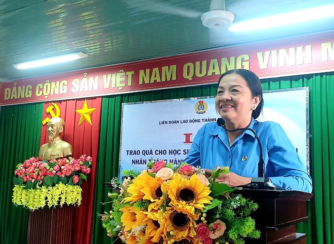 Phó Chủ tịch thường trực LĐLĐ TP Cần Thơ Huỳnh Thị Hiền phát biểu tại buổi trao học bổng. Ảnh: Mỹ Ly