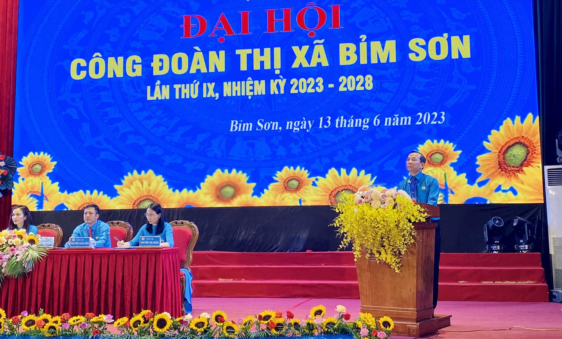 Ông Võ Mạnh Sơn - Chủ tịch LĐLĐ tỉnh Thanh Hóa phát biểu tại đại hội. Ảnh: Minh Hoàng