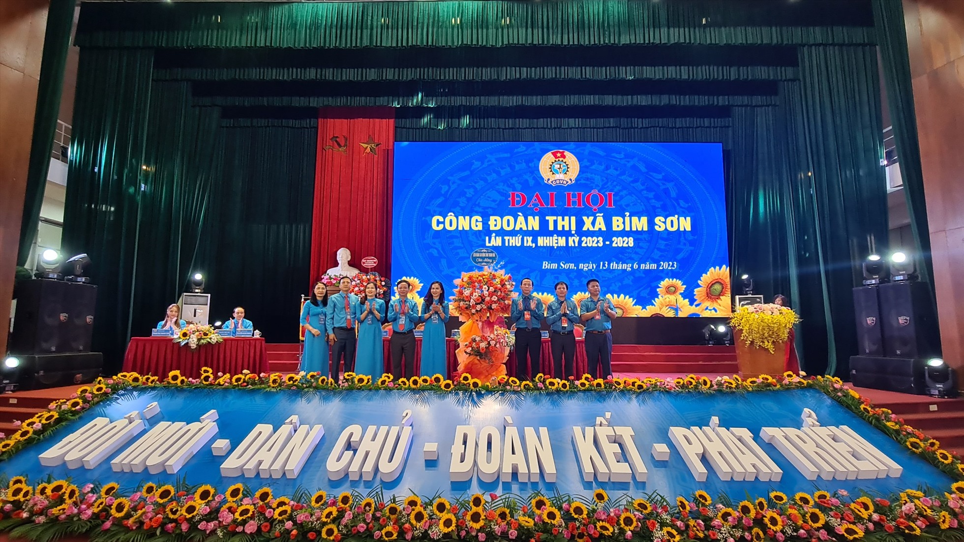Đại diện lãnh đạo LĐLĐ tỉnh Thanh Hóa tặng hoa chúc mừng Đại hội Công đoàn thị xã Bỉm Sơn (nhiệm kỳ 2023-2028). Ảnh: Minh Hoàng