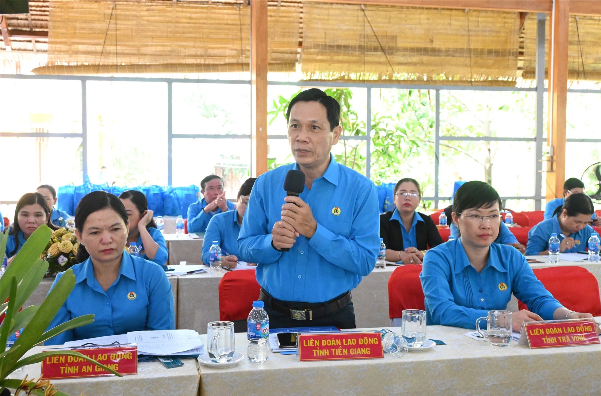 Ông Lê Minh Hùng - Chủ tịch LĐLĐ tỉnh Tiền Giang (đứng giữa) - phát biểu tại hội nghị. Ảnh: Thành Nhân