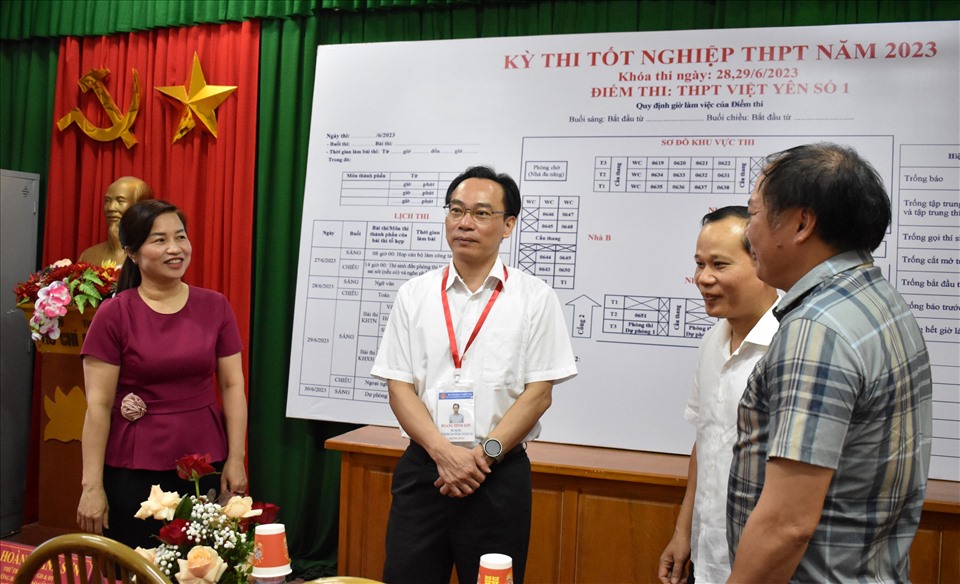 Đoàn công tác số 2 kiểm tra công tác chuẩn bị tại điểm thi Trường THPT Việt Yên Số 11. Ảnh: Bộ GDĐT