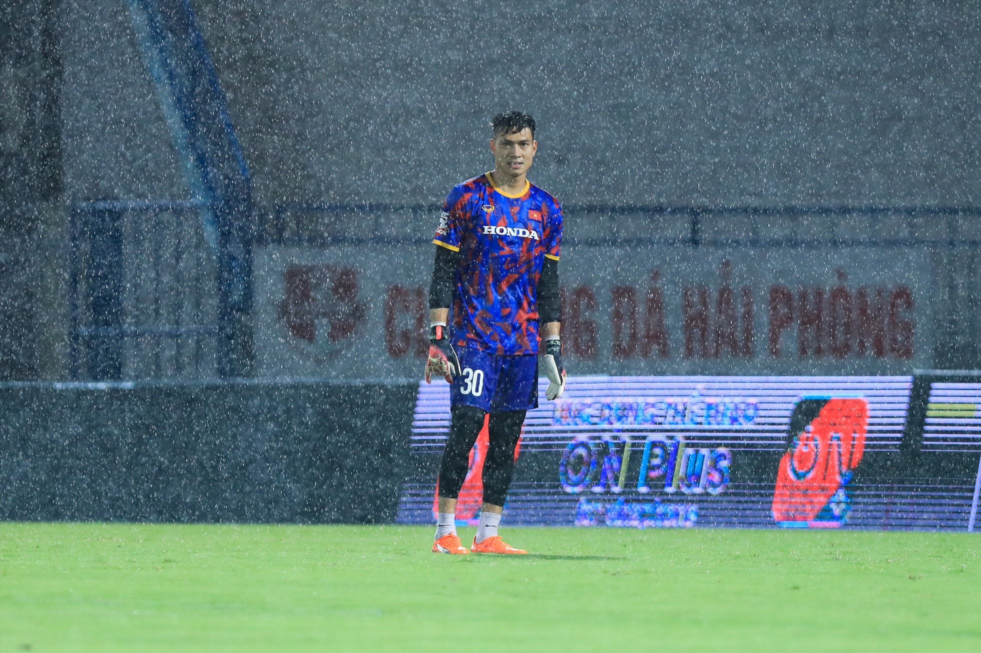 Thủ môn Đình Triệu tích cực tập luyện và chờ đợi cơ hội ra sân cho đội tuyển Việt Nam.