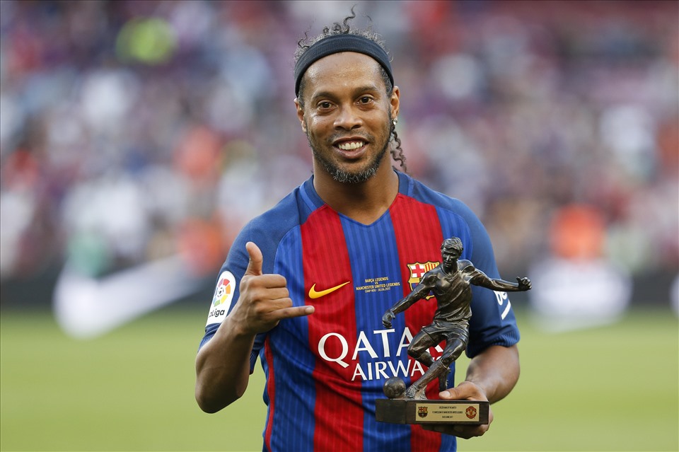 Ronaldinho trong một trận giao hữu giữa Barcelona và Man United. Ảnh: AFP