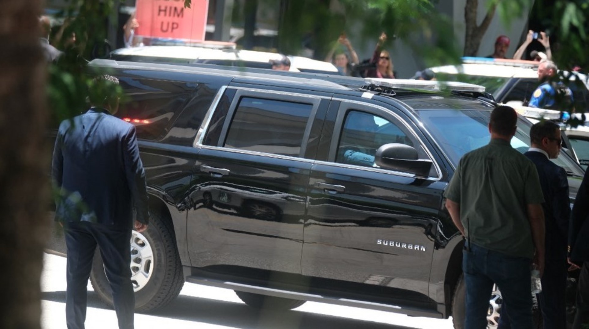 Đoàn xe của ông Donald Trump đến Tòa án Liên bang Wilkie D. Ferguson Jr. ở Miami, Florida, ngày 13.6.2023. Ảnh: AFP