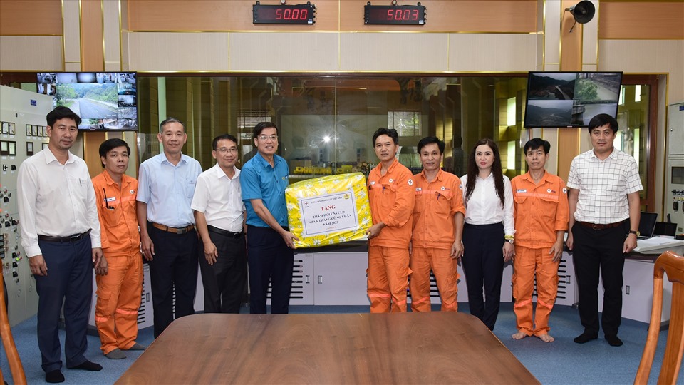 Ông Uông Quang Huy - Phó Chủ tịch Công đoàn Điện lực Việt Nam thăm hỏi, tặng quà tại công nhân Nhà máy thuỷ điện Sê San 3. Ảnh: Công đoàn ĐLVN