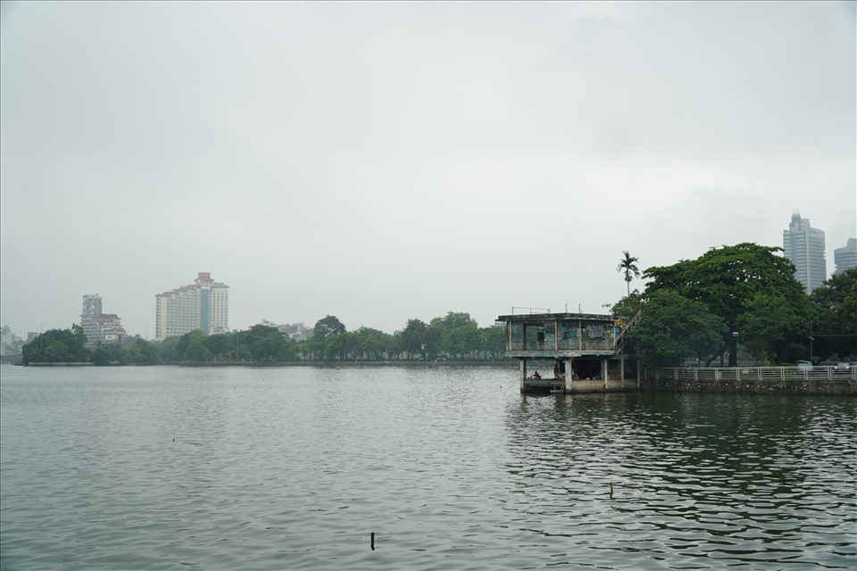 Theo ghi nhận, hiện trên mặt hồ Tây vẫn còn tồn tại một số công trình, tàu xuống cấp và bị bỏ hoang gây ô nhiễm và mất mỹ quan đô thị.