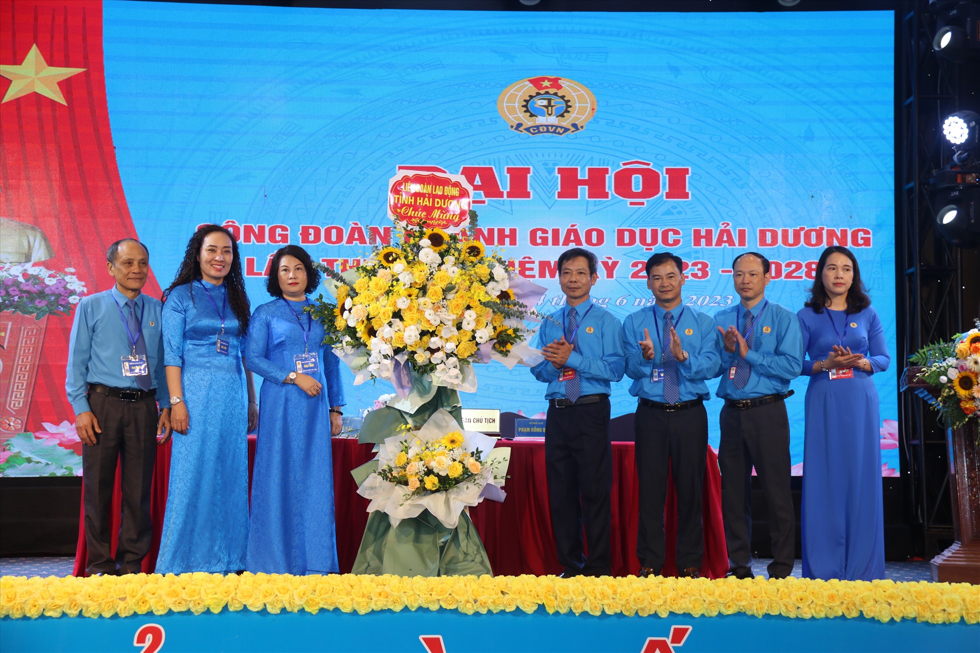 Lãnh đạo Liên đoàn Lao Động tỉnh Hải Dương tặng hoa chúc mừng đại hội. Ảnh: Lương Hà