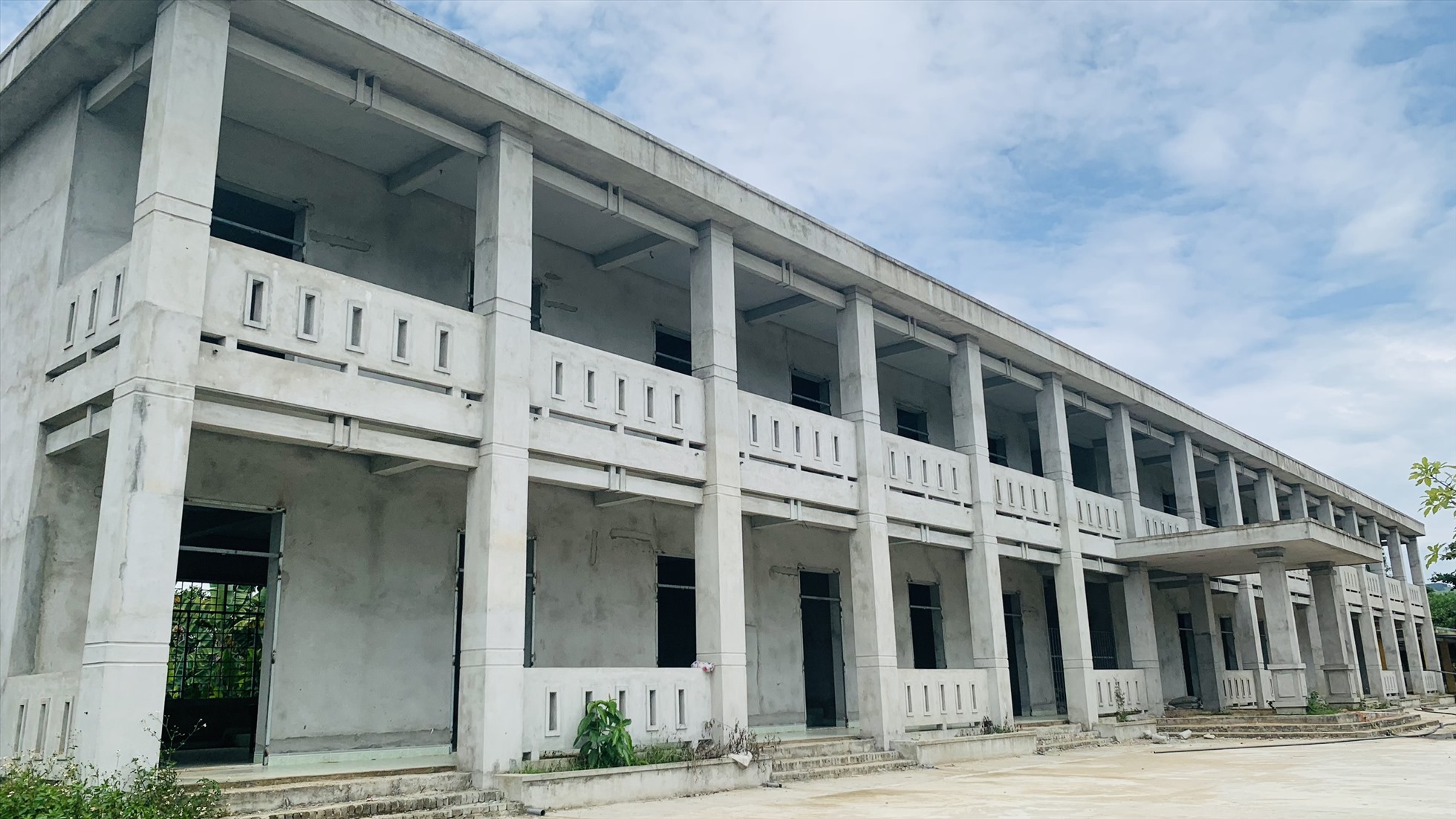 Trường TH Nguyễn Chí Thanh (xã Bình Lãnh) là một trong 3 dự án trường học bị chậm tiến độ tại huyện Thăng Bình do các công ti sân sau của Dũng thi công. Dự án có tổng kinh phí hơn 8,3 tỉ đồng, phục vụ mục tiêu nâng chuẩn quốc gia. Ảnh Hoàng Bin