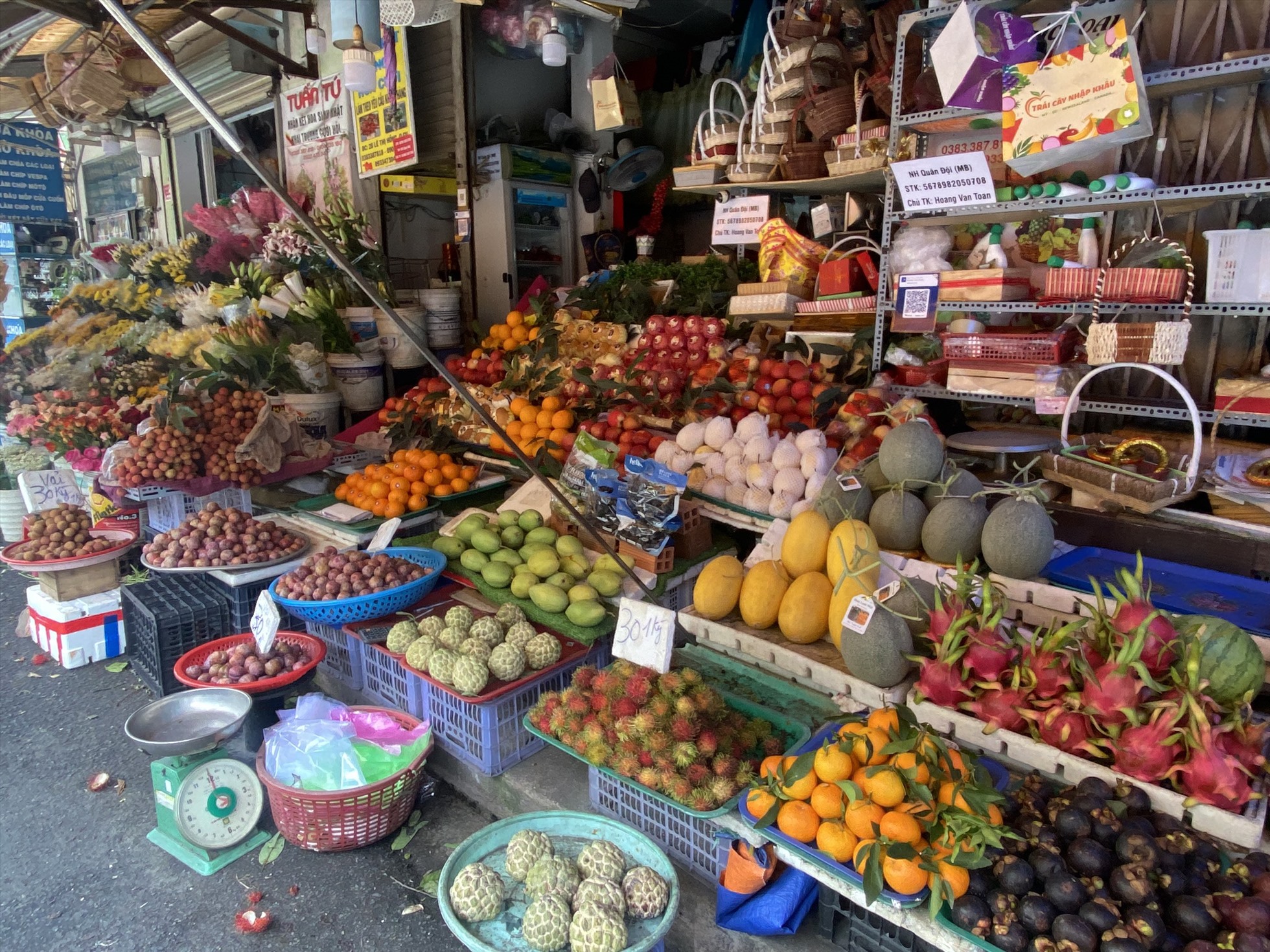 Tiệm trái cây Tuấn Tú của chị Hương vắng khách mua hàng, 1 ngày sản lượng bán ra chỉ khoảng 18 - 20 kg