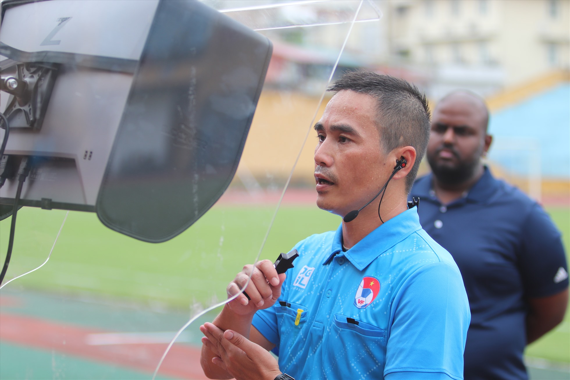 Trọng tài Mai Xuân Hùng thực hành sử dụng VAR ở một trận đấu không chính thức. Ảnh: VPF