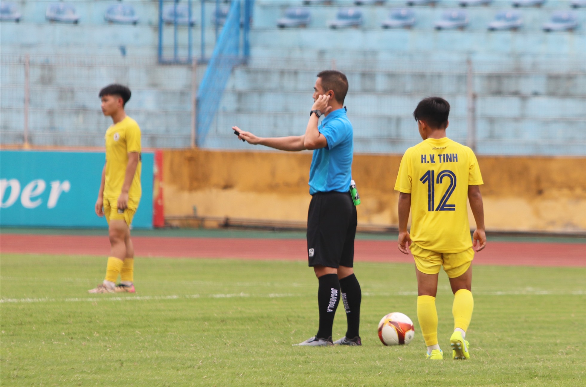 Buổi thực hành VAR ở một trận đấu không chính thức với sư hỗ trợ của đội trẻ câu lạc bộ Hà Nội. Ảnh: VPF