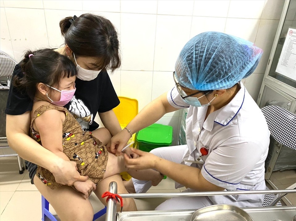 Dù đã vận động người dân tiêm vaccine dịch vụ để phòng bệnh cho trẻ, nhưng nhiều gia đình nghèo tại quận Hai Bà Trưng vẫn mong muốn đợi có vaccine miễn phí để tiêm cho trẻ. Ảnh: M.A