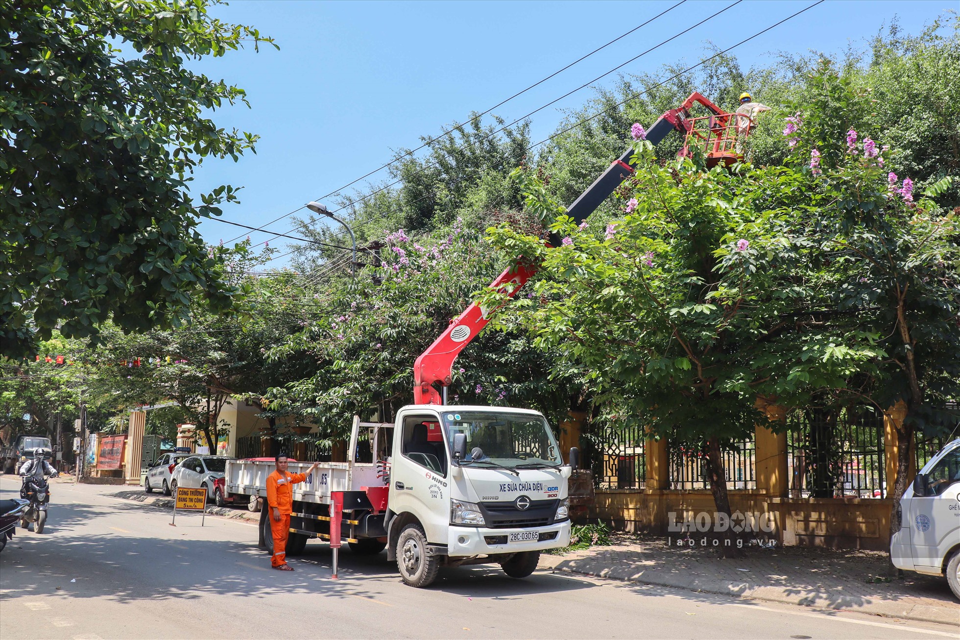 Dẫu mưa, nắng luôn thấy các anh “áo vàng cam” khi xảy ra sự cố điện. Ảnh: MN.