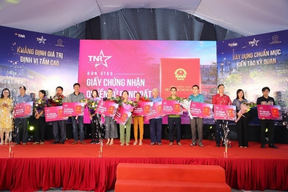 AAC Việt Nam tiến hành trao sổ đỏ cho khách hàng dự án TNR Stars Bích Động.