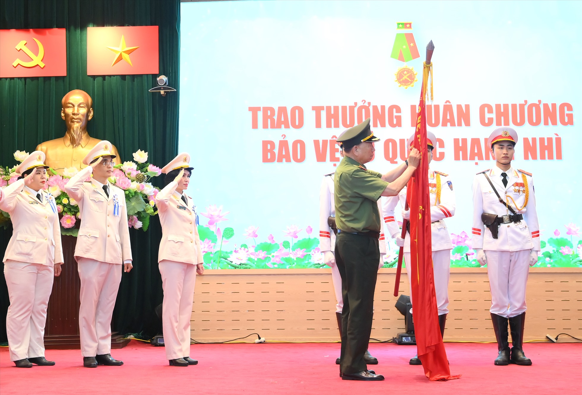 Thừa ủy quyền của Chủ tịch nước, Bộ trưởng Bộ Công an Tô Lâm gắn vào trao Huân chương Bảo vệ Tổ quốc hạng Nhì cho Công đoàn CAND. Ảnh: P. Tâm