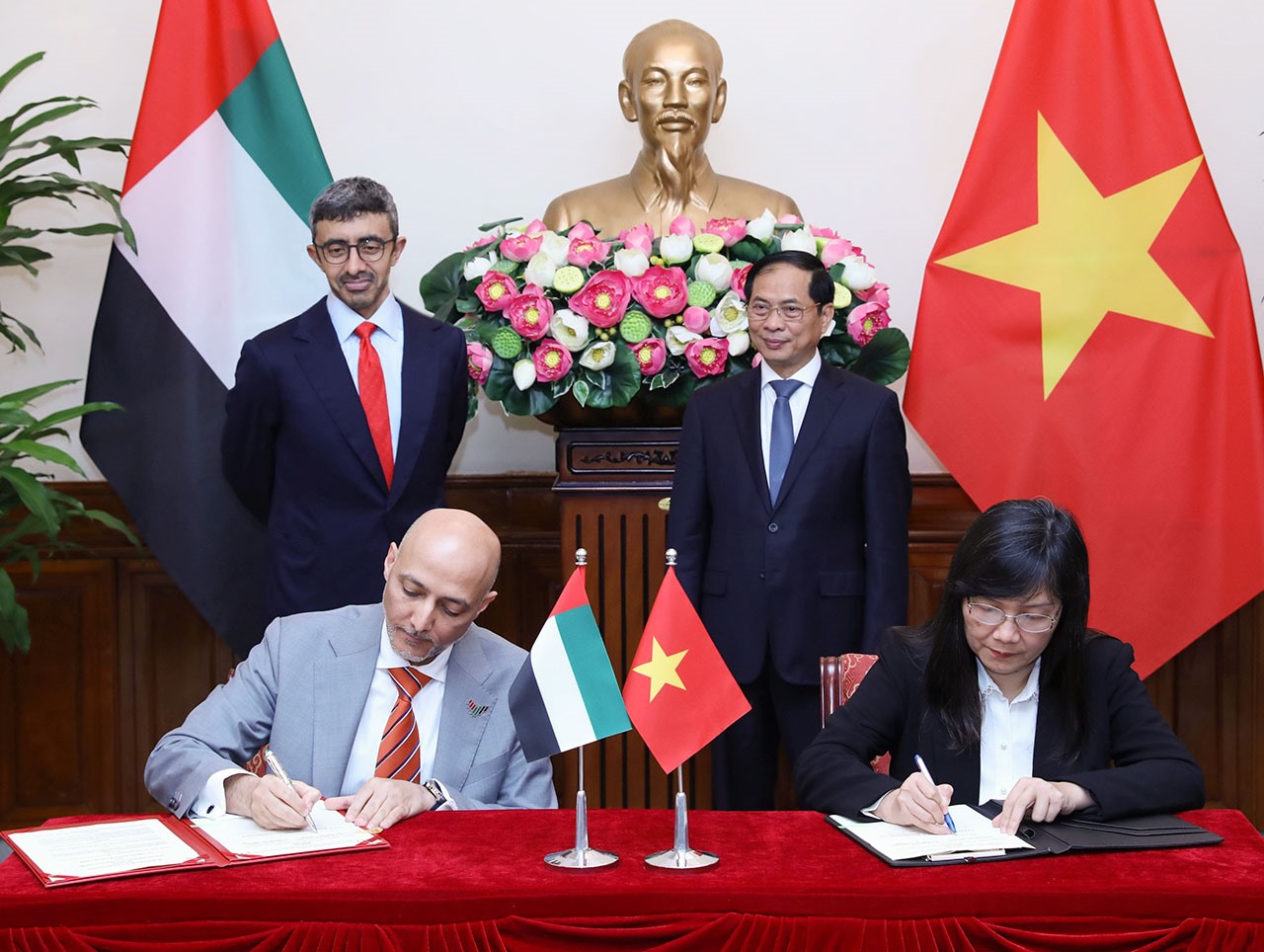 Lễ ký kết Bản ghi nhớ hợp tác giữa Học viện Ngoại giao Việt Nam và Học viện Ngoại giao UAE Anwar Gargash. Ảnh: Bộ Ngoại giao
