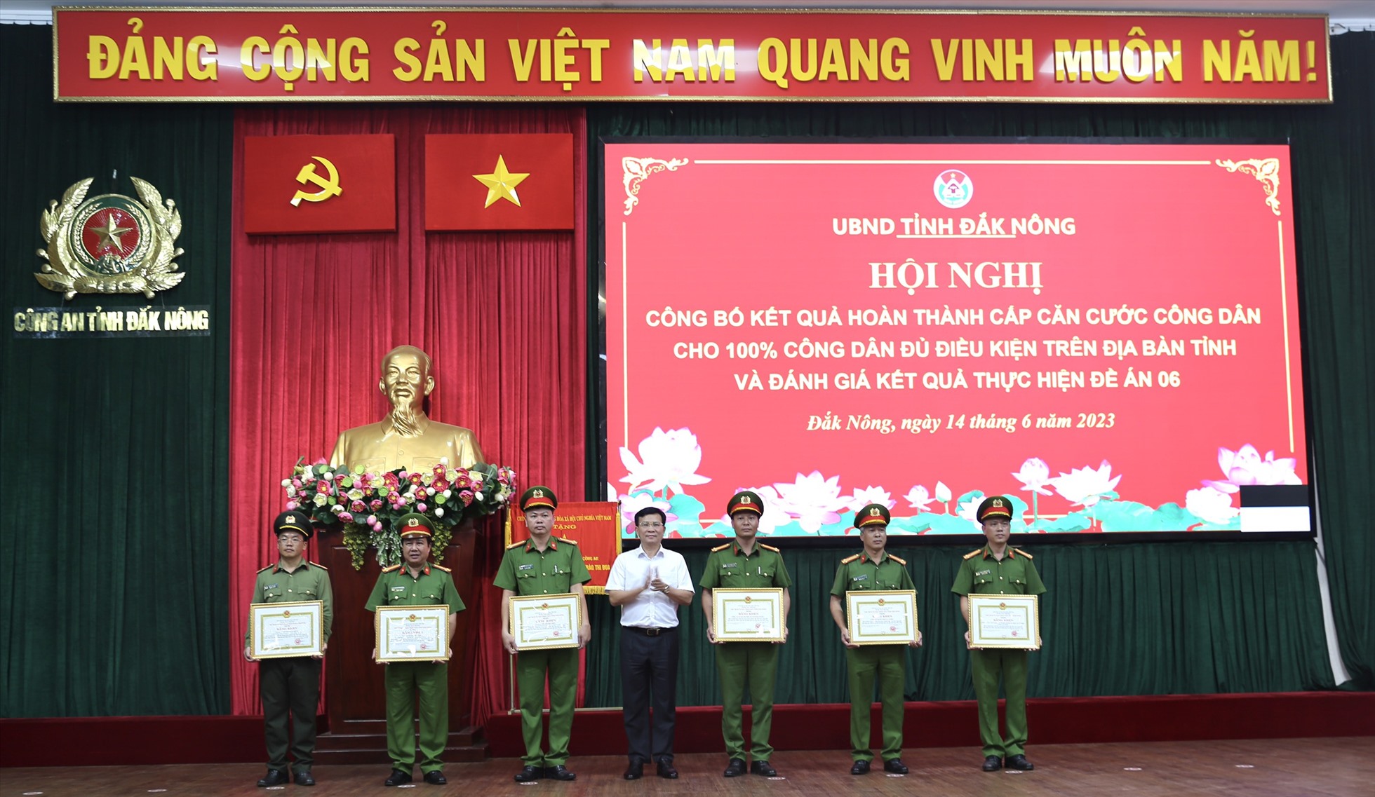 Chủ tịch UBND tỉnh Đắk Nông Hồ Văn Mười trao bằng khen cho các tập thể, cá nhân. Ảnh: Minh Quỳnh