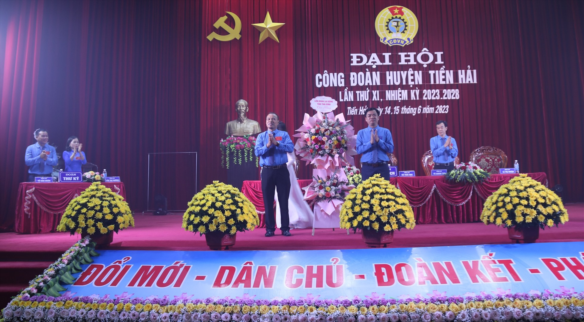 Đại diện LĐLĐ tỉnh Thái Bình tặng hoa chúc mừng đại hội. Ảnh: Bá Mạnh