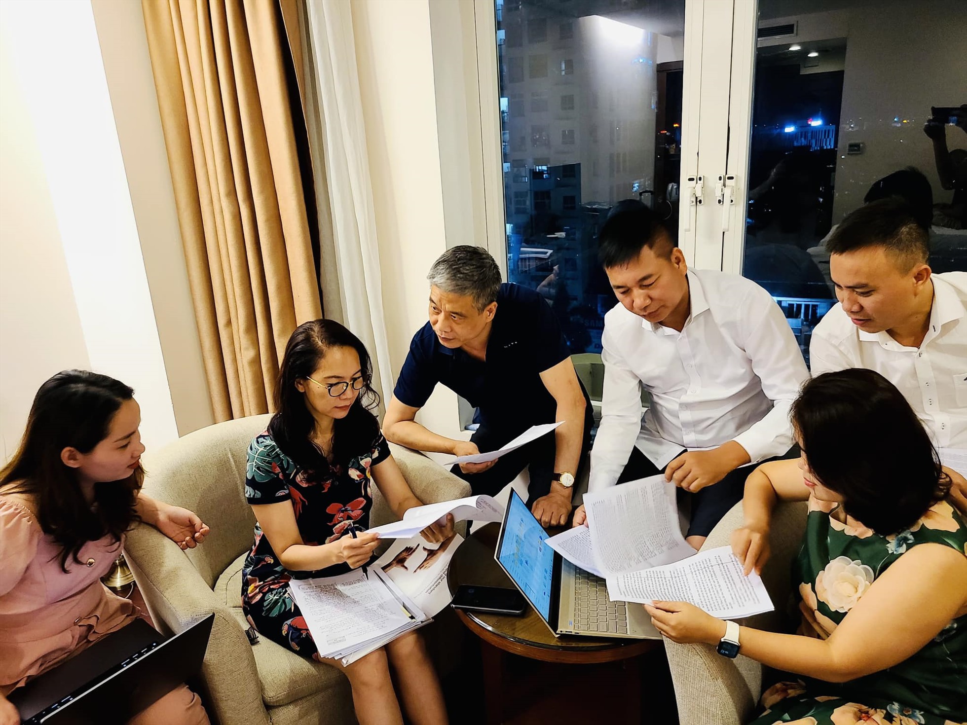 6 luật sư bào chữa cho bà Lê Thị Dung trao đổi về chuyên môn. Ảnh: Hải Đăng