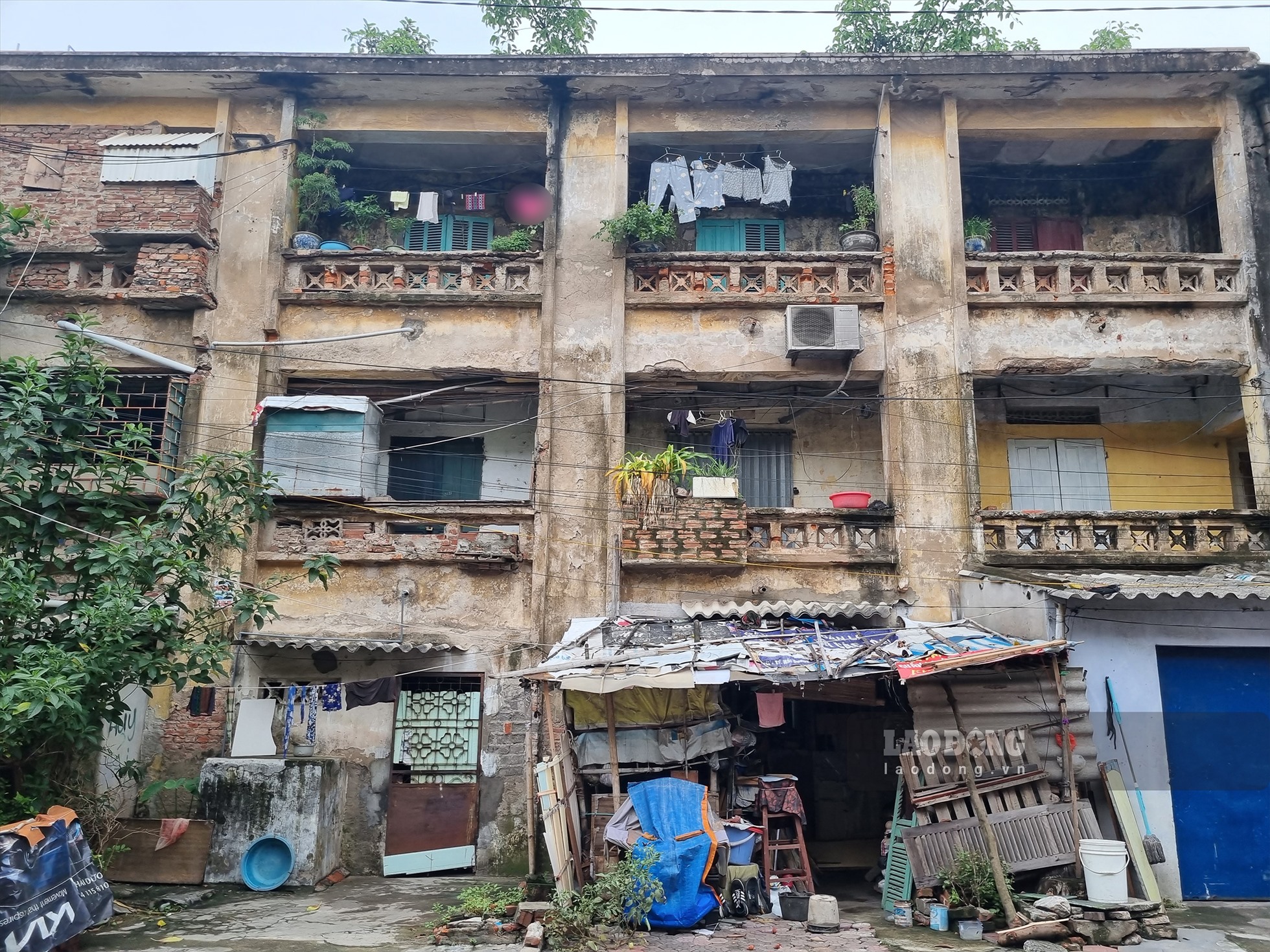 Khu tập thể Nhà máy bơm (phường Nguyễn Trãi, TP Hải Dương) được xây dựng từ những năm 1960 - 1970 gồm 5 khối nhà 2 - 3 tầng và 11 dãy nhà cấp 4. Hiện nay, các căn hộ đều đã xuống cấp, tường bị vỡ từng mảng vữa, bong tróc, trần, dầm, trụ cũng đã bị mục nát ở nhiều vị trí.