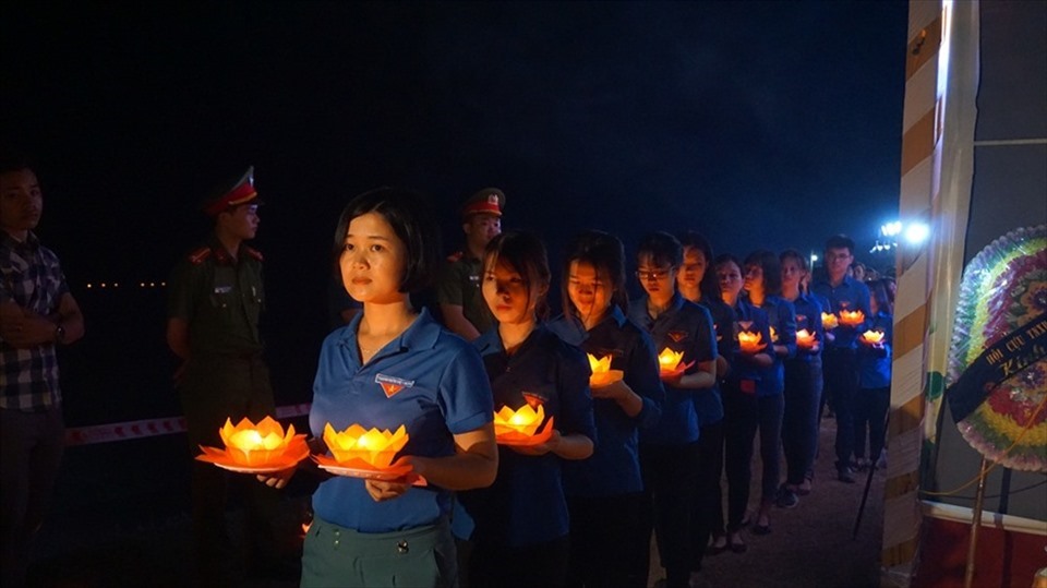 Thanh niên tỉnh Nghệ An dâng hoa đăng tưởng niệm 98 người đã hi sinh tại cống Hiệp Hòa. Ảnh: Quang Đại