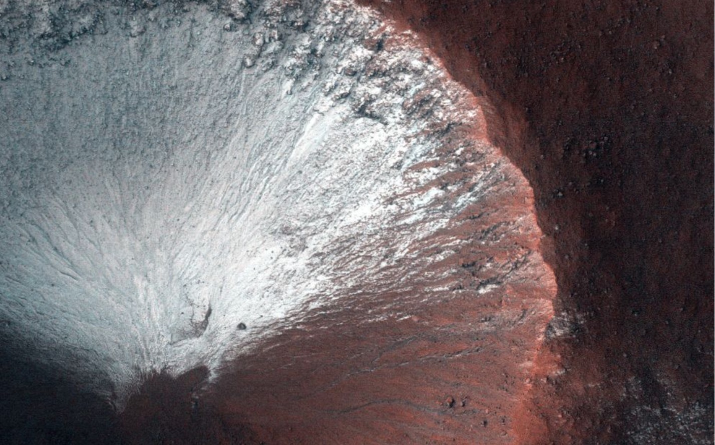 Miệng núi lửa rộng hàng kilomet ở bán cầu nam sao Hỏa, tháng 6.2014. Ảnh: NASA