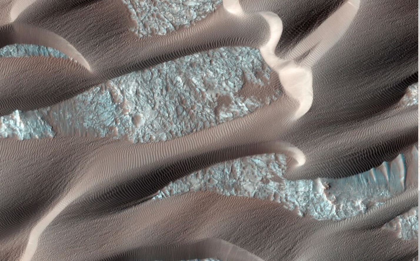 Những đụn cát trên sao Hỏa được máy ảnh của tàu MRO chụp lại. Ảnh: NASA