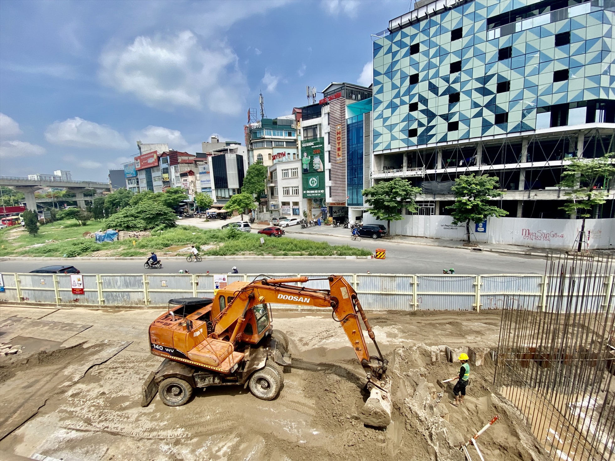 Máy móc và công nhân đang thi công tại công trình. Ảnh: Vĩnh Hoàng