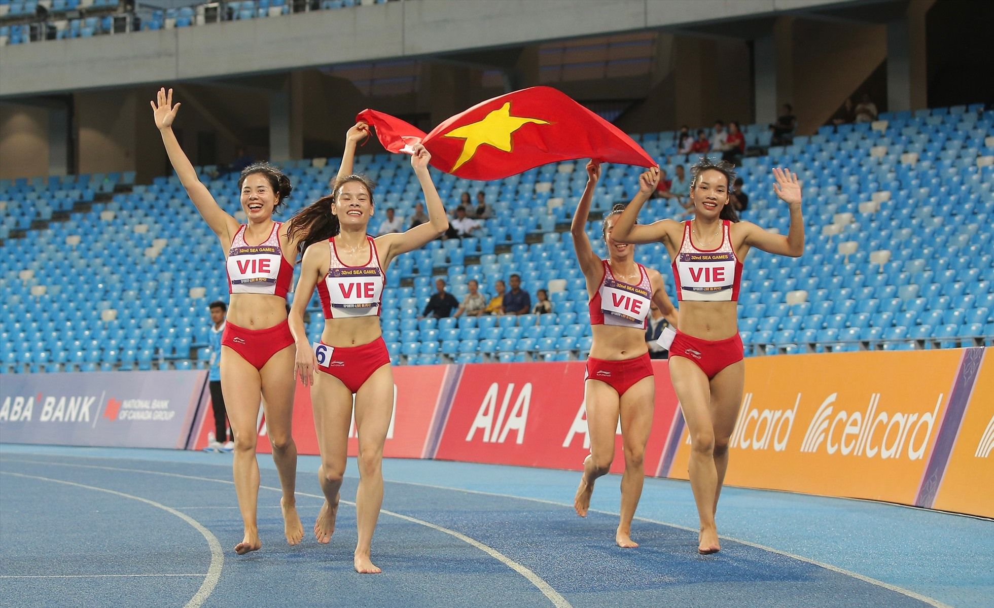 Nguyễn Thị Huyền cùng các đồng đội ở tuyển điền kinh giành huy chương vàng SEA Games 32. Ảnh: Thanh Vũ