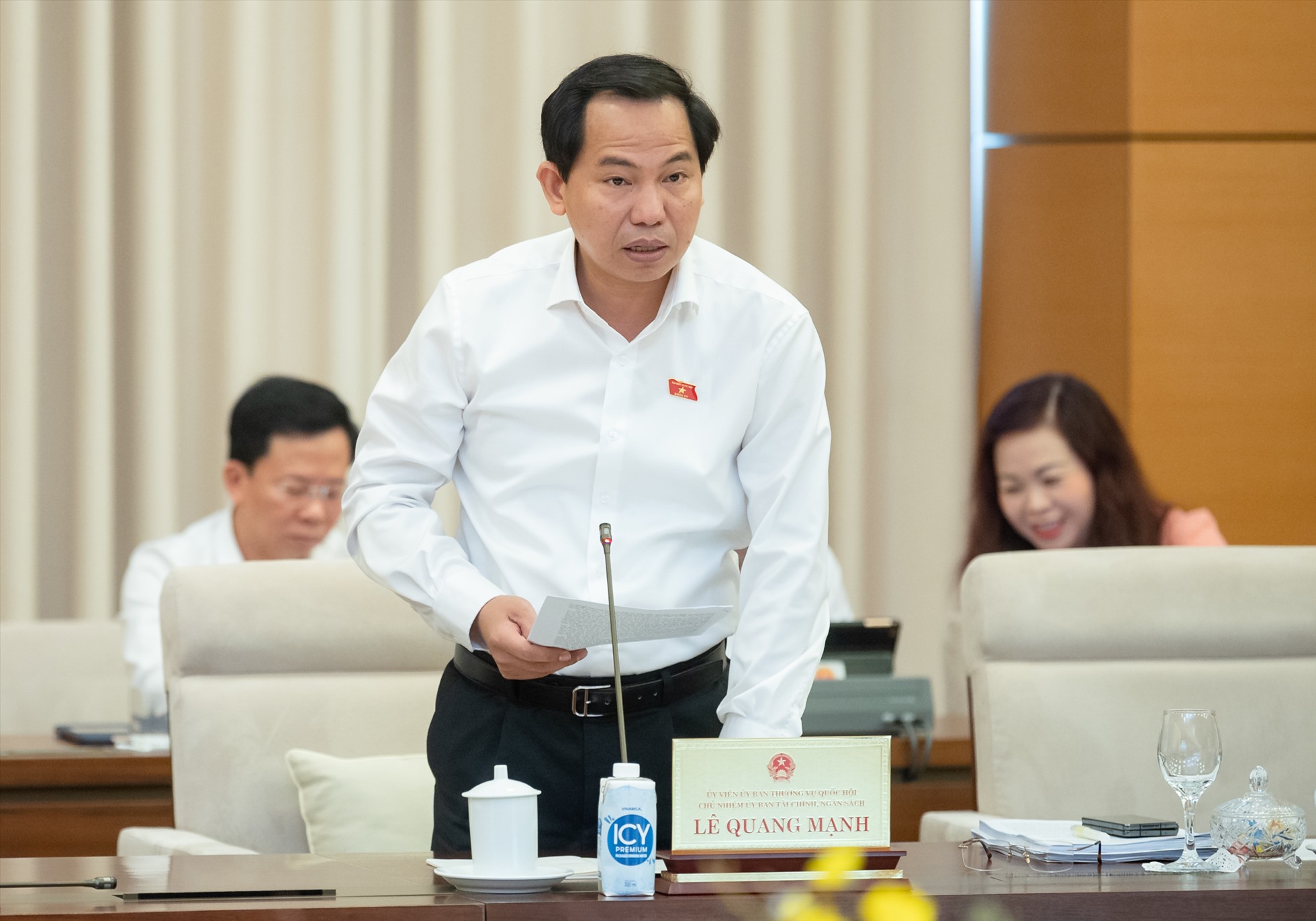 Chủ nhiệm Ủy ban Tài chính, Ngân sách Lê Quang Mạnh báo cáo tại phiên họp. Ảnh: Quốc hội