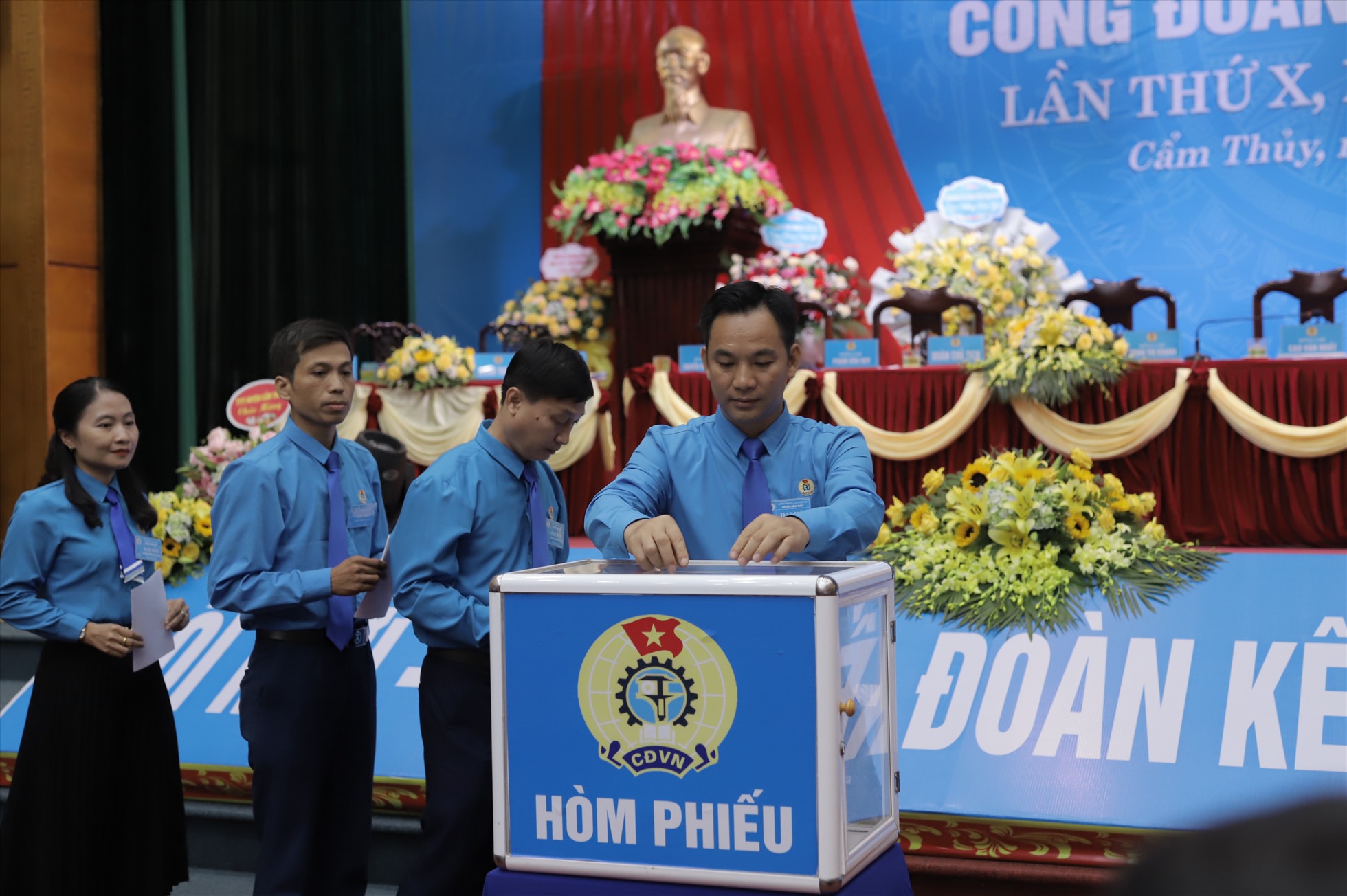 Các đại biểu bỏ phiếu bầu Ban chấp hành Công đoàn huyện Cẩm Thủy (nhiệm kỳ 2023 - 2028). Ảnh: Minh Hoàng