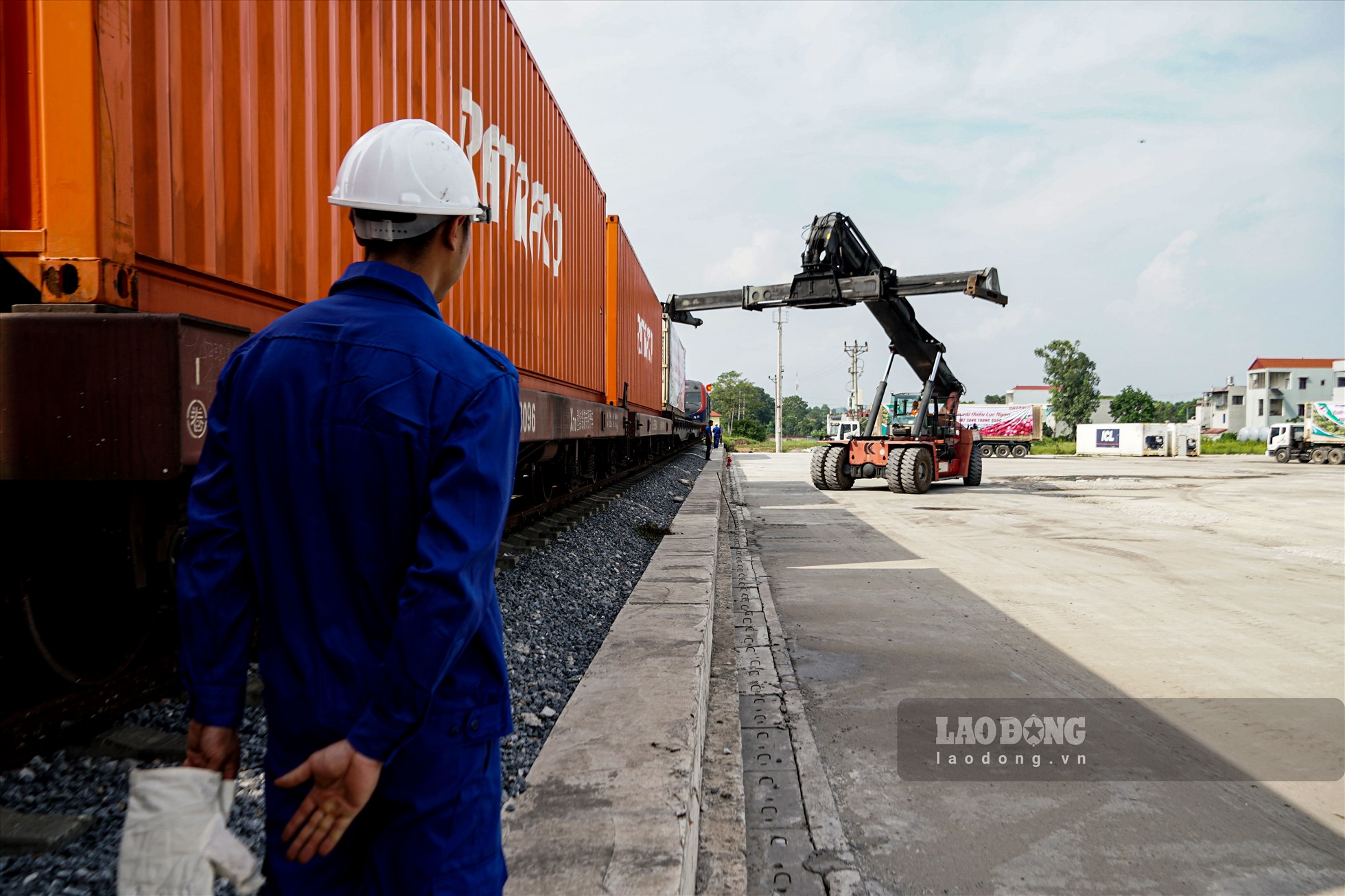 Theo ghi nhận của Lao Động, chuyến tàu đầu tiên chở vải thiều Lục Ngạn gồm 3 toa hàng với 56 tấn vải thiều tươi được khởi hành vận chuyển đi xuất khẩu ngay tại ga liên vận Kép.