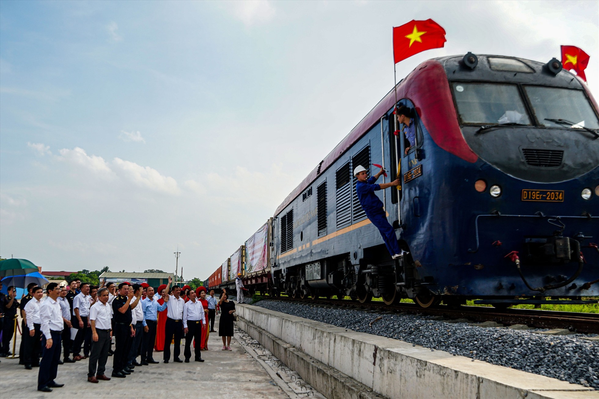 Lãnh đạo địa phương tiễn đoàn tàu vận chuyển vải thiều Lục Ngạn đầu tiên xuất khẩu chính ngạch bằng đường sắt sang Trung Quốc. Ảnh: THƠM GIANG