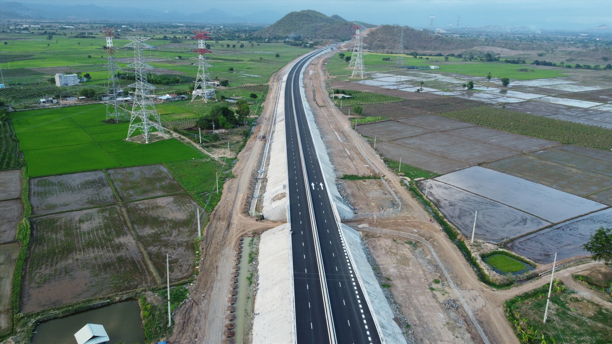 Một đoạn cao tốc Vĩnh Hảo - Phan Thiết. Ảnh: Duy Tuấn