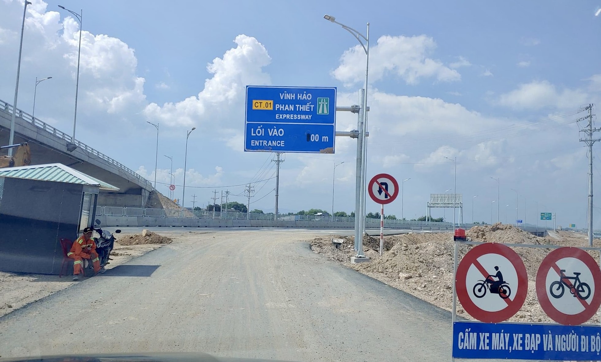 Lối vào cao tốc Vĩnh Hảo - Phan Thiết từ Quốc lộ 28. Ảnh: Duy Tuấn