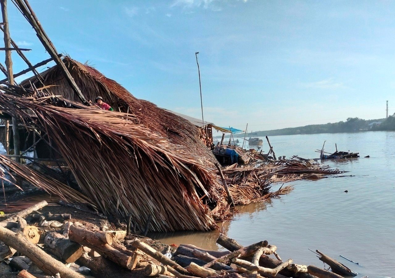 Sạt lở đất khiến nhiều nhà dân trôi xuống sông tại huyện Dầm Dơi, tỉnh Cà Mau. Ảnh: Nhật Hồ
