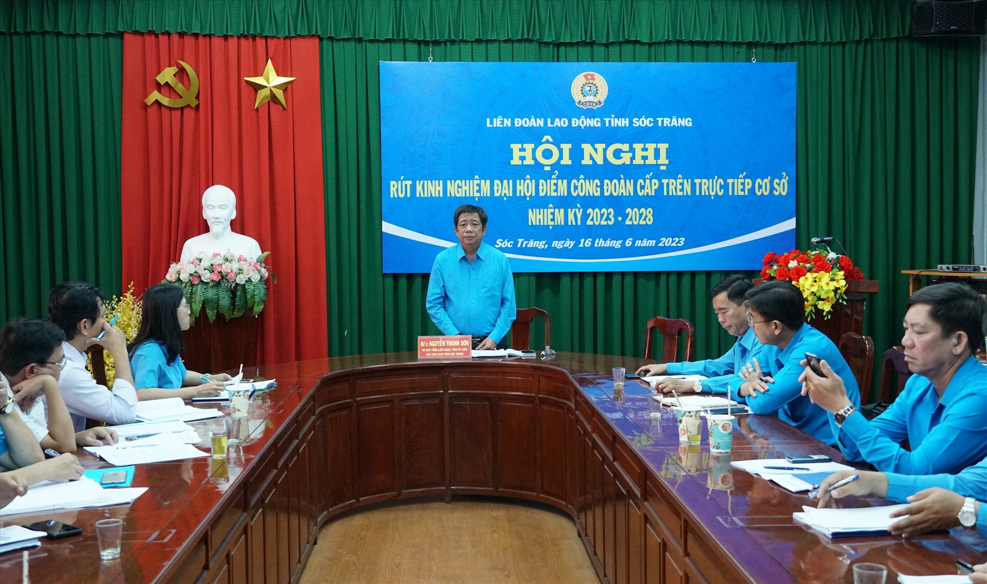 Chủ tịch LĐLĐ tỉnh Sóc Trăng Nguyễn Thanh Sơn chủ trì hội nghị. Ảnh: Anh Khoa