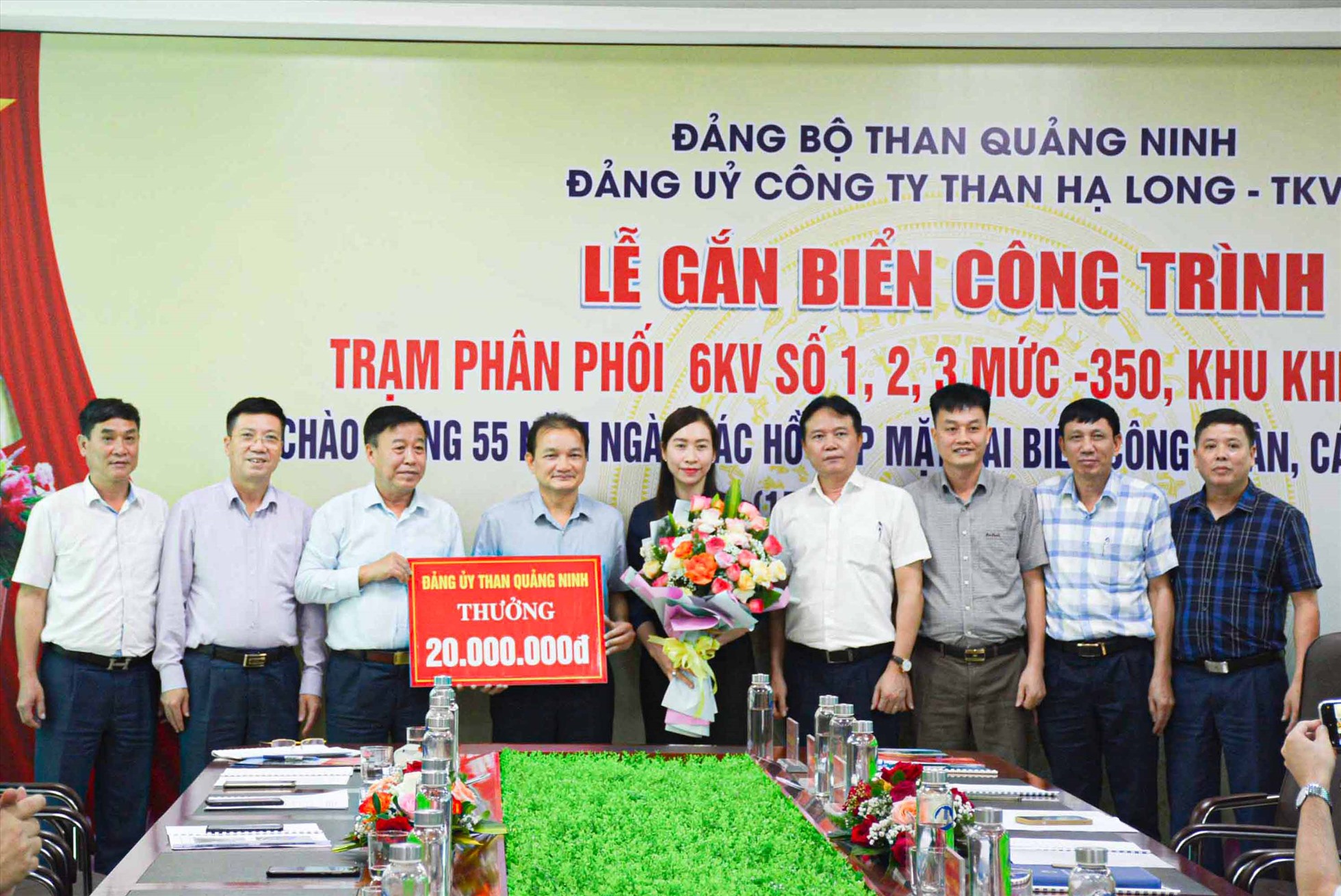 Lãnh đạo Đảng uỷ Than Quảng Ninh trao thưởng chúc mừng Công ty Than Hạ Long hoàn thành xuất sắc công trình Trạm phân phối 6KV số 1, 2, 3. Ảnh: Công ty Than Hạ Long.