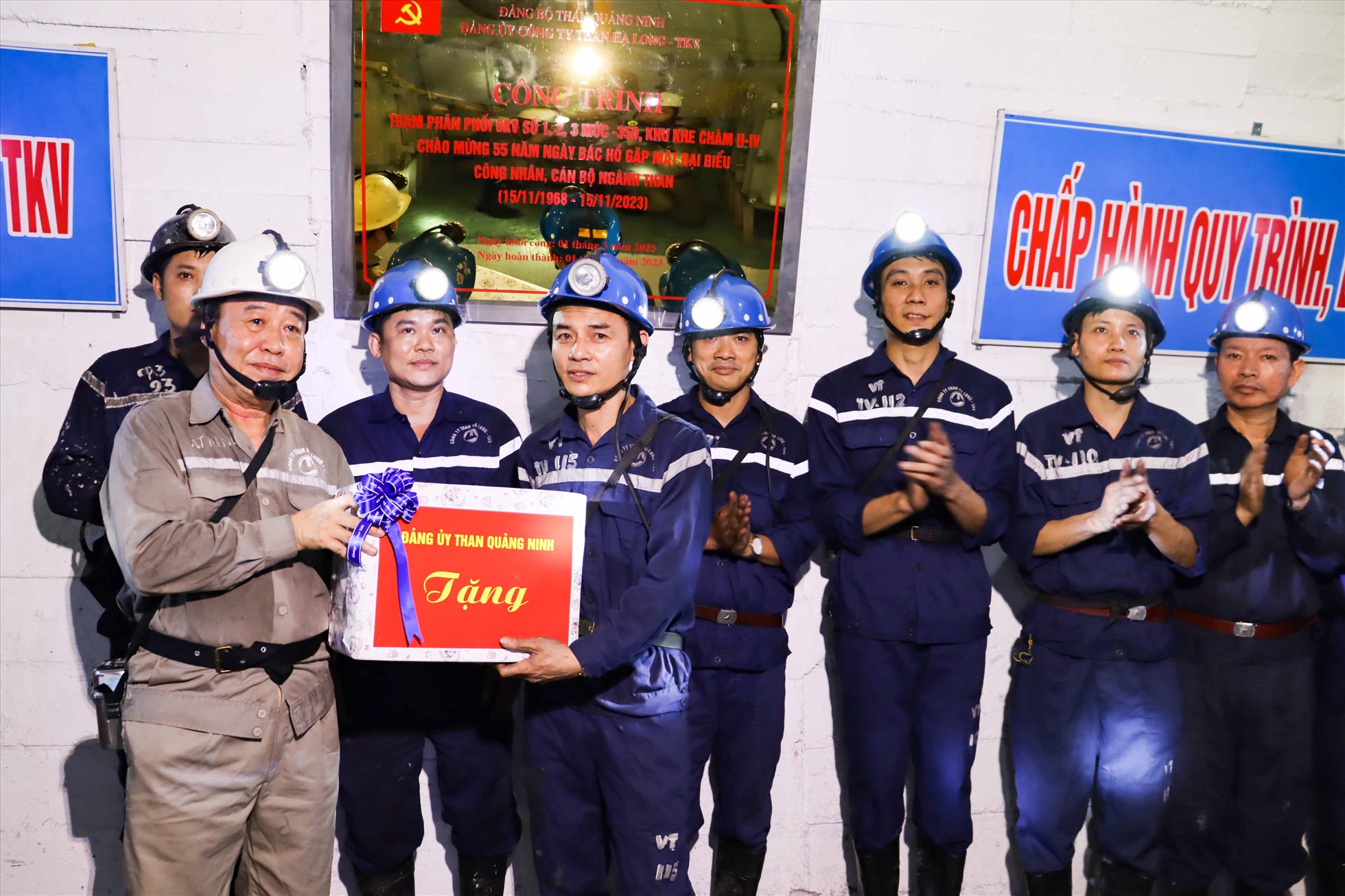 Lãnh đạo Đảng uỷ Than Quảng Ninh và các đại biểu thực hiện nghi lễ gắn biển công trình. Ảnh: Công ty Than Hạ Long.