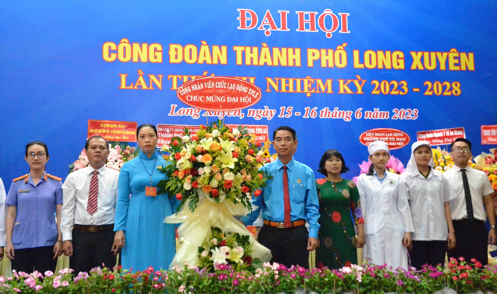 Đại diện lực lượng công nhân, viên chức, người lao động trên địa bàn TP Long Xuyên tặng hoa chúc mừng Đại hội. Ảnh: Lâm Điền