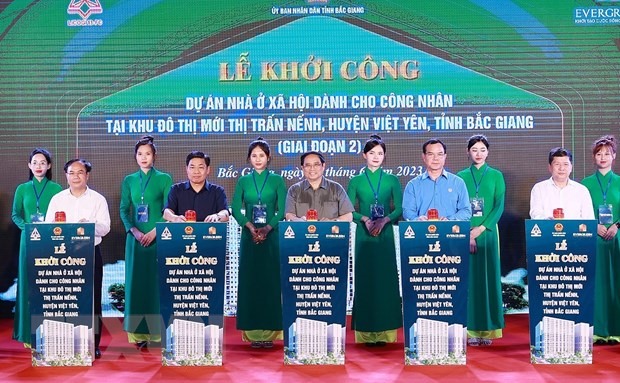 Thủ tướng Phạm Minh Chính và các đại biểu thực hiện nghi thức khởi công dự án Nhà ở xã hội cho công nhân. Ảnh: Dương Giang/TTXVN