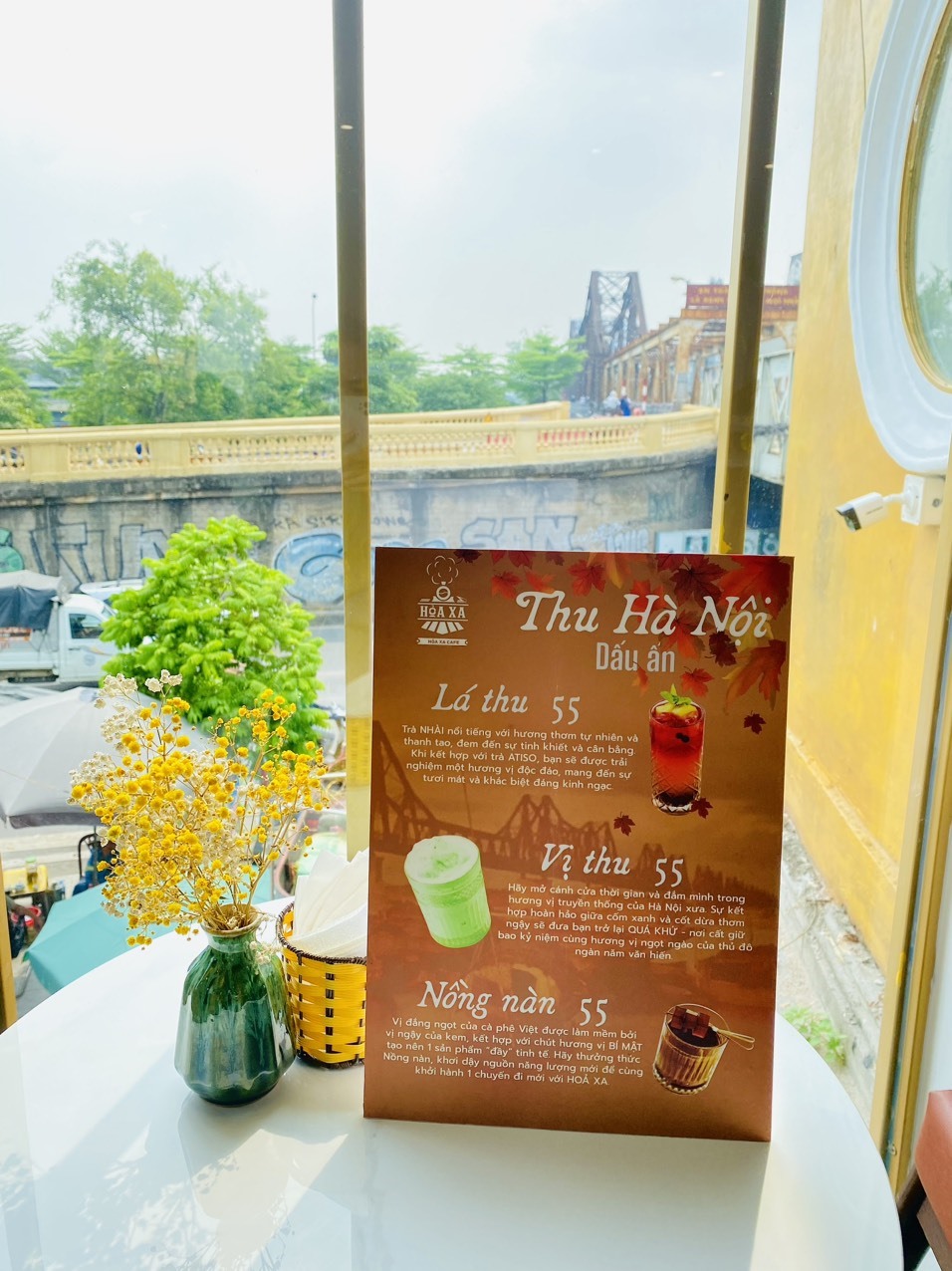 Cafe Hỏa Xa có những món đồ uống độc đáo mang hương vị đặc trưng của mùa thu Hà Nội như: Lá thu, Vị thu, Nồng nàn.