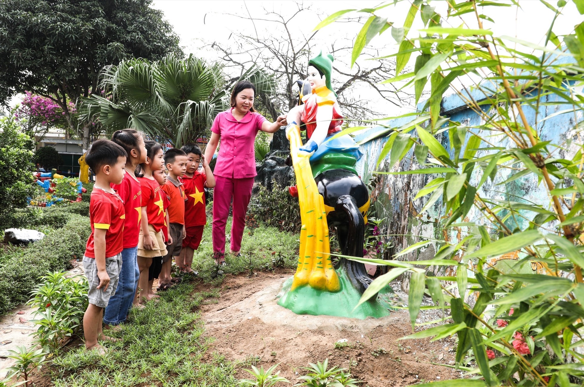 Các trường mầm non trên địa bàn Nghệ An đều dành nhiều thời gian cho trẻ ở vườn thực nghiệm. Ảnh: Hồng Sơn