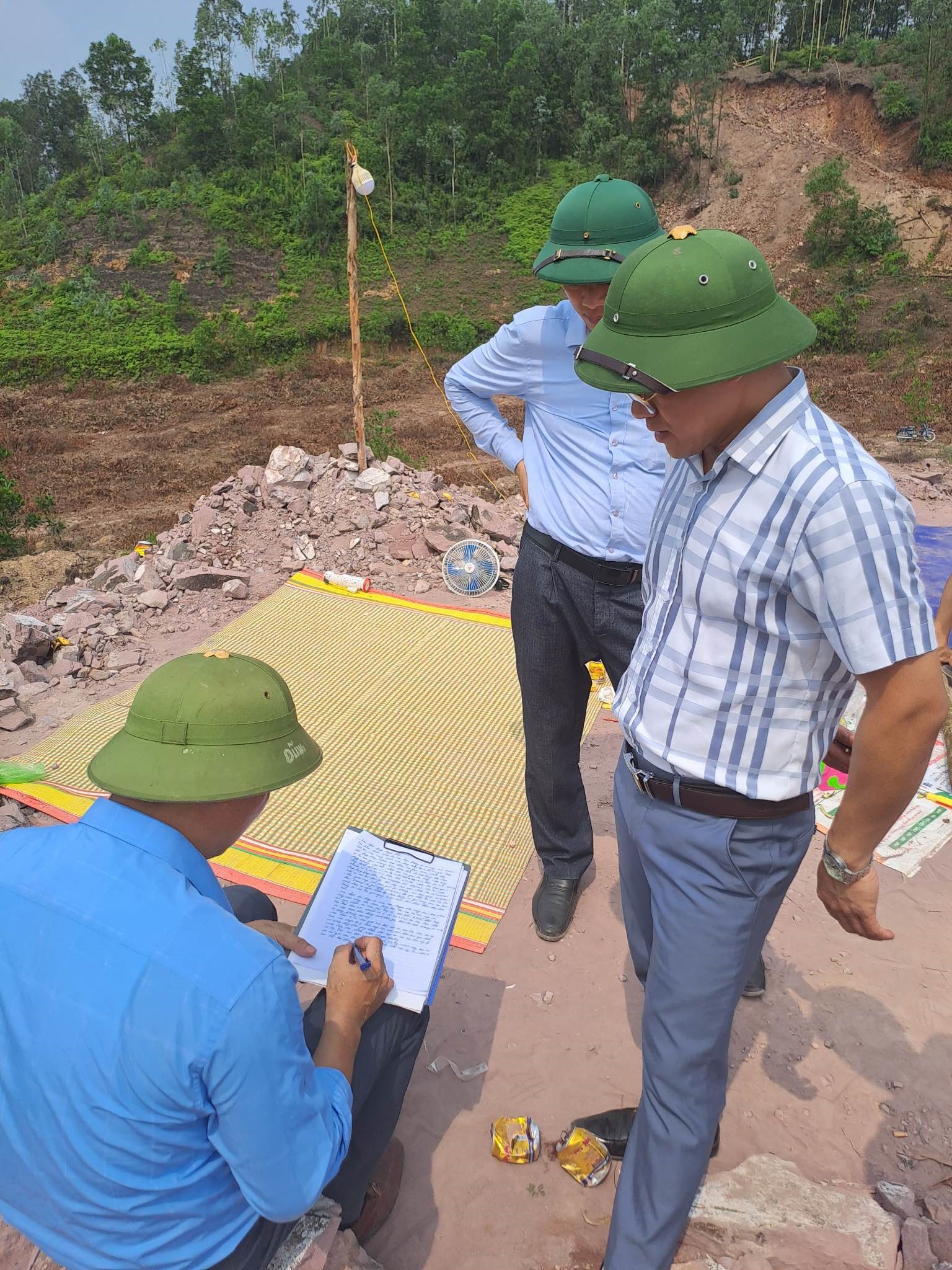 Lực lượng chức năng lập biên bản đình chỉ khai thác đất tại mỏ