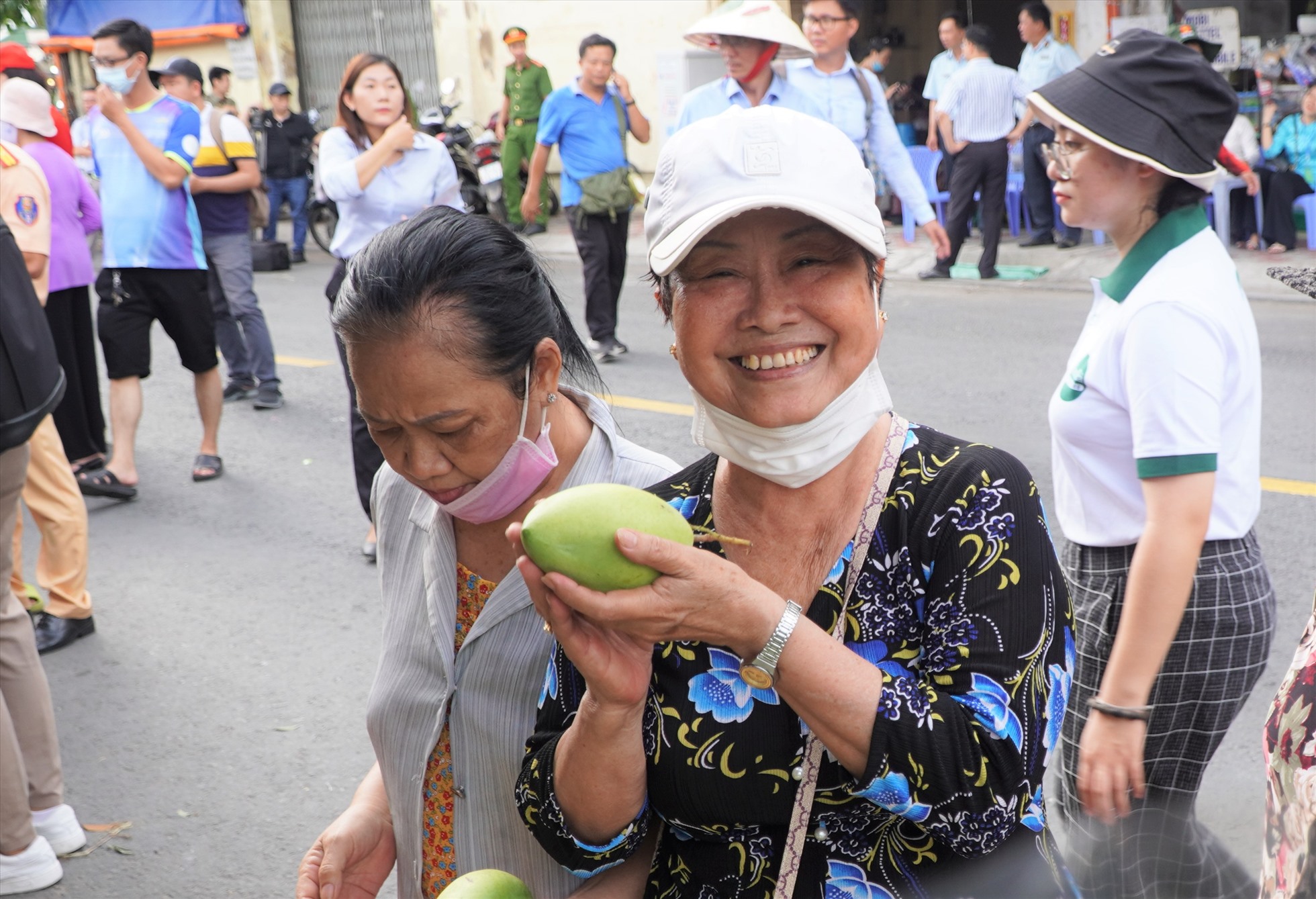 Bà Nguyễn Thị Chín (70 tuổi, Quận 8) cho biết, trái cây ở đây rất ngon và rẻ. “Tôi biết được thông tin hôm nay có sự kiện này nên sáng dậy ăn uống xong là tới đây liền, mình đi sớm vừa lựa được trái cây ngon lại chưa quá đông đúc“, bà Chín nói